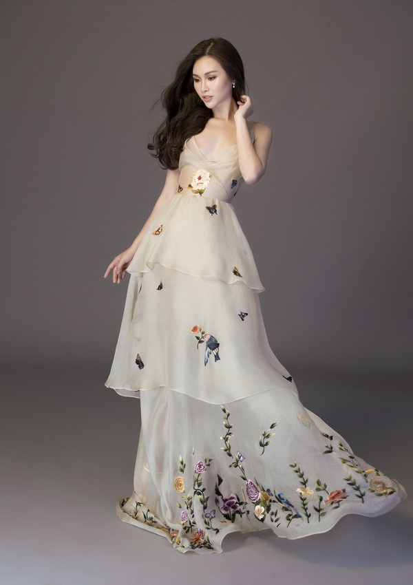 Á hậu Hoa hậu các quốc gia 2017 khoe vai trần, lưng ong gợi cảm mừng tuổi 25-1