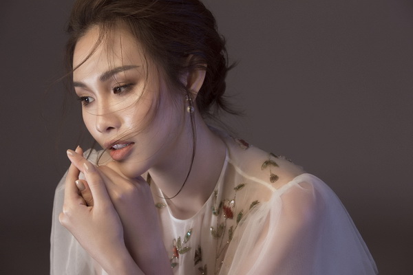 Á hậu Hoa hậu các quốc gia 2017 khoe vai trần, lưng ong gợi cảm mừng tuổi 25-10