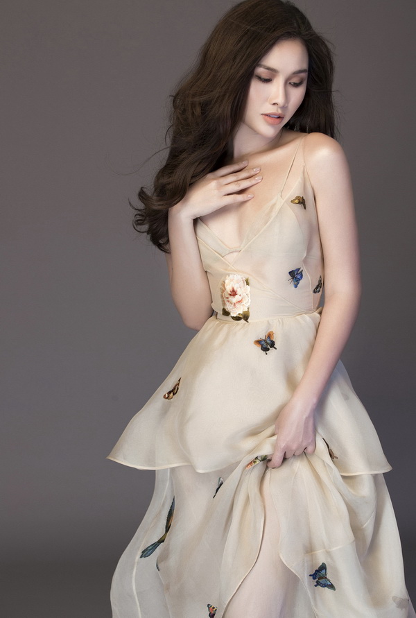 Á hậu Hoa hậu các quốc gia 2017 khoe vai trần, lưng ong gợi cảm mừng tuổi 25-2