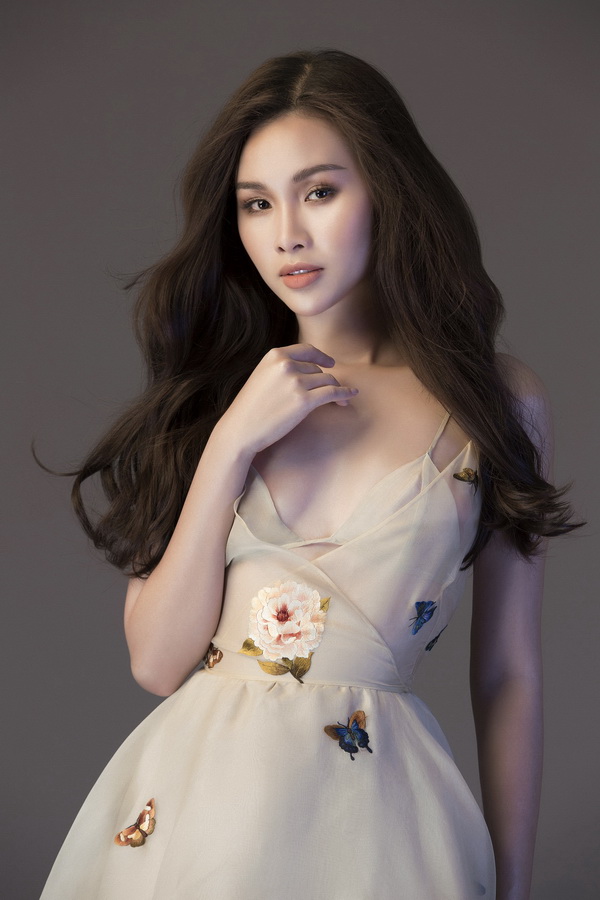 Á hậu Hoa hậu các quốc gia 2017 khoe vai trần, lưng ong gợi cảm mừng tuổi 25-3