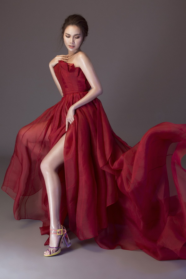 Á hậu Hoa hậu các quốc gia 2017 khoe vai trần, lưng ong gợi cảm mừng tuổi 25-5