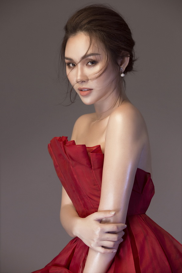 Á hậu Hoa hậu các quốc gia 2017 khoe vai trần, lưng ong gợi cảm mừng tuổi 25-6