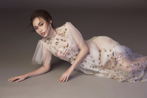 Á hậu Hoa hậu các quốc gia 2017 khoe vai trần, lưng ong gợi cảm mừng tuổi 25-8