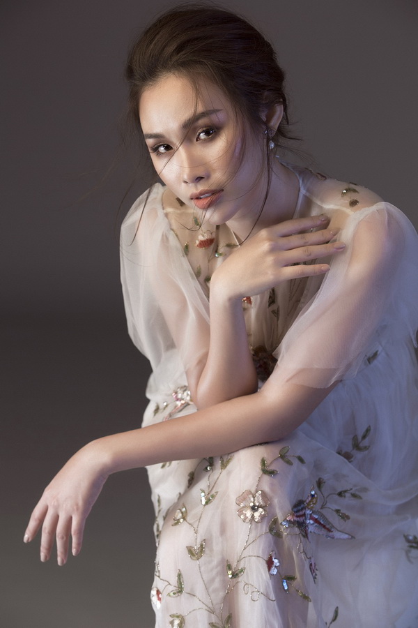 Á hậu Hoa hậu các quốc gia 2017 khoe vai trần, lưng ong gợi cảm mừng tuổi 25-9