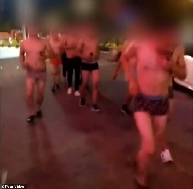 Trung Quốc: Sếp phạt 30 nhân viên mặc quần lót đi diễu hành quanh phố vì không đạt KPI được giao-1