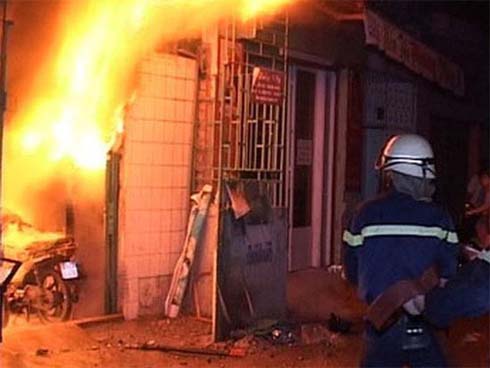 Bé 6 tuổi bị bố dượng tẩm xăng đốt: Mẹ đau đớn ngăn pháp y giám định thi thể con-3