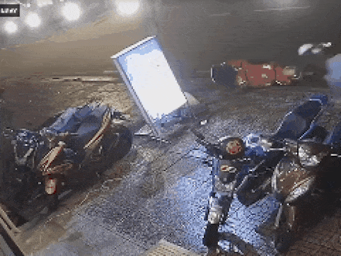 Thanh niên chết khiếp khi cầu kính dưới chân bất ngờ tự nứt toác-1