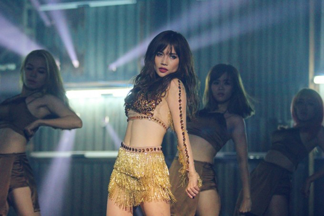 Trước bộ ảnh cưới phản cảm, Sĩ Thanh còn nhiều lần gây sốc vì khoe thân quá đà-13