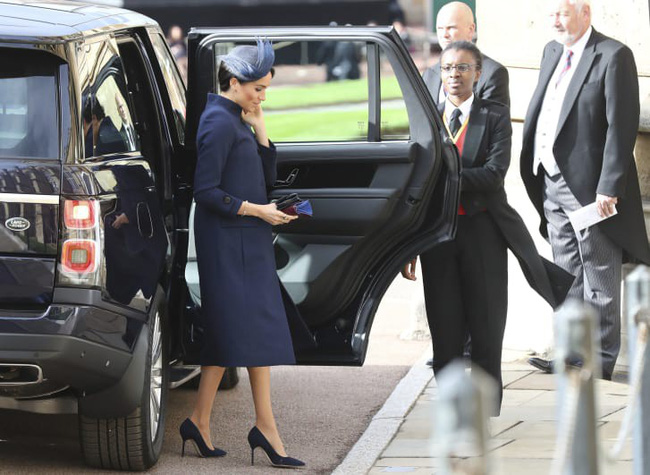 Meghan trở thành tâm điểm chú ý trong lễ cưới hoàng gia với vòng bụng to lùm lùm và gương mặt nhợt nhạt, kém sắc-1