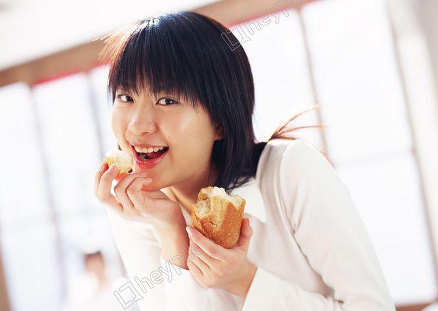 Nữ sinh 22 tuổi bị bệnh tiểu đường chỉ vì thường xuyên ăn… bánh mì-1