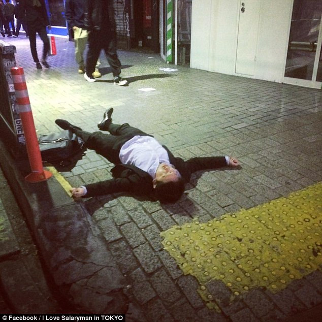 Bị công việc ám sát - người Nhật ngủ màn trời chiếu đất sau giờ làm-2