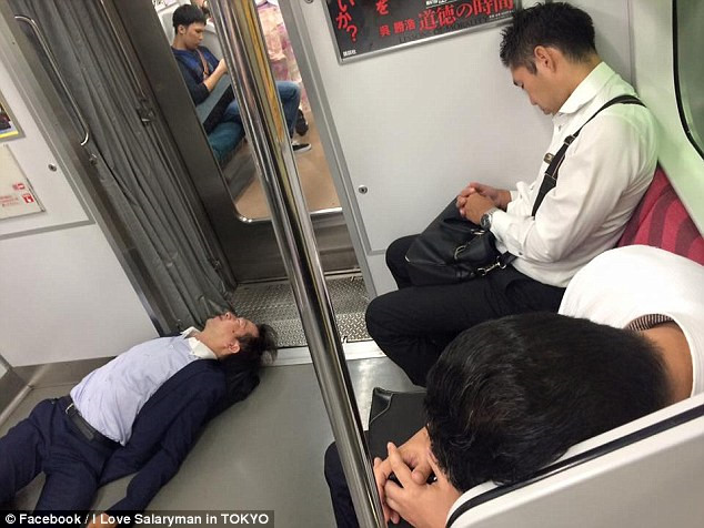 Bị công việc ám sát - người Nhật ngủ màn trời chiếu đất sau giờ làm-4