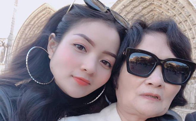 Thủy Top chia sẻ ảnh mẹ ruột giàu có, danh giá và câu nói khiến tim cô thắt lại-1