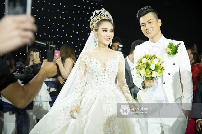 Những tình huống dở khóc dở cười trong đám cưới sao Việt: Suýt sạt nghiệp vì khách mời tăng đột biến, khán giả lên tận lễ đường xin chữ ký-1