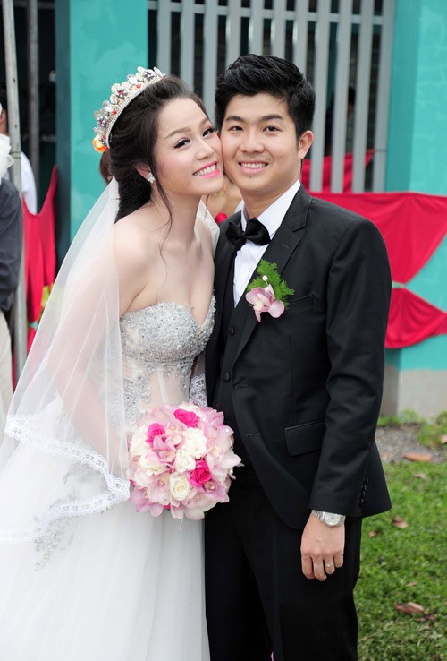 Những tình huống dở khóc dở cười trong đám cưới sao Việt: Suýt sạt nghiệp vì khách mời tăng đột biến, khán giả lên tận lễ đường xin chữ ký-7