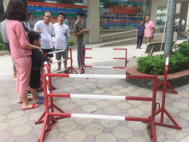 Sau 2 tiếng nổ lớn, người phụ nữ bị thương ngồi bệt xuống sân chung cư-2