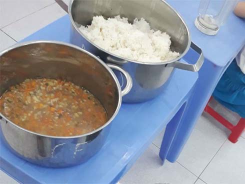 Vụ trẻ ăn cơm mốc, đầu cá: Điều cấp dưỡng trường khác tới nấu-2