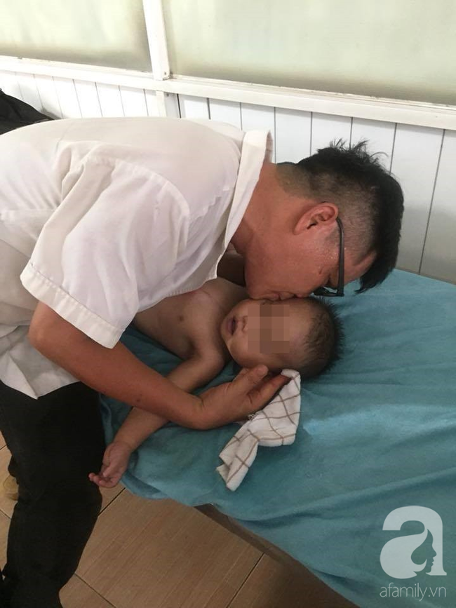 Mẹ bận bán rau trước nhà, con trai 19 tháng tuổi chúi đầu vào thùng nước ngưng tim-3