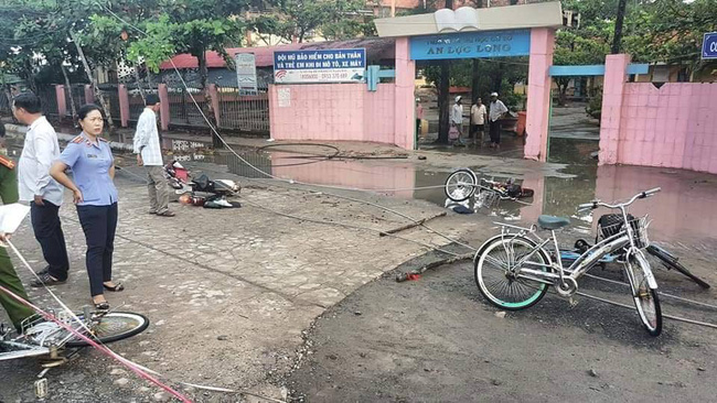 Thương tâm nhóm học sinh bị dây điện rớt trúng khi sét đánh, 2 em chết, 4 em bị thương ngay trước cổng trường-1
