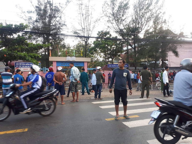 Thương tâm nhóm học sinh bị dây điện rớt trúng khi sét đánh, 2 em chết, 4 em bị thương ngay trước cổng trường-4