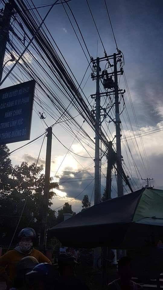 Thương tâm nhóm học sinh bị dây điện rớt trúng khi sét đánh, 2 em chết, 4 em bị thương ngay trước cổng trường-6
