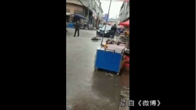 Cặp đôi cãi nhau to tiếng ngoài đường, vợ nằm lăn ra đất ăn vạ nhưng hành động của chồng khiến mọi người rùng mình-3