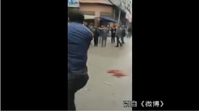 Cặp đôi cãi nhau to tiếng ngoài đường, vợ nằm lăn ra đất ăn vạ nhưng hành động của chồng khiến mọi người rùng mình-4