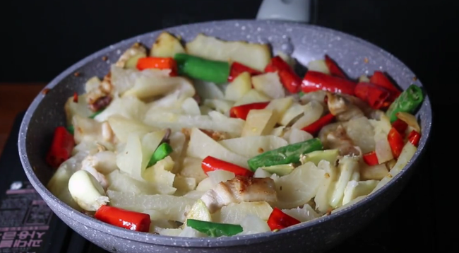 Tôi hoảng hồn khi thấy mẹ chồng cho cùi bưởi vào xào, đến khi ăn tôi phục bà sát đất, vội vàng xin bí kíp-3