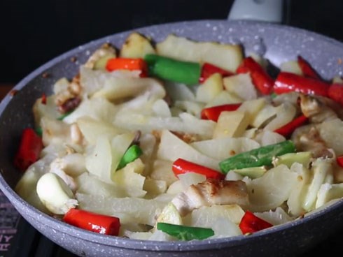 Tôi hoảng hồn khi thấy mẹ chồng cho cùi bưởi vào xào, đến khi ăn tôi phục bà sát đất, vội vàng xin bí kíp