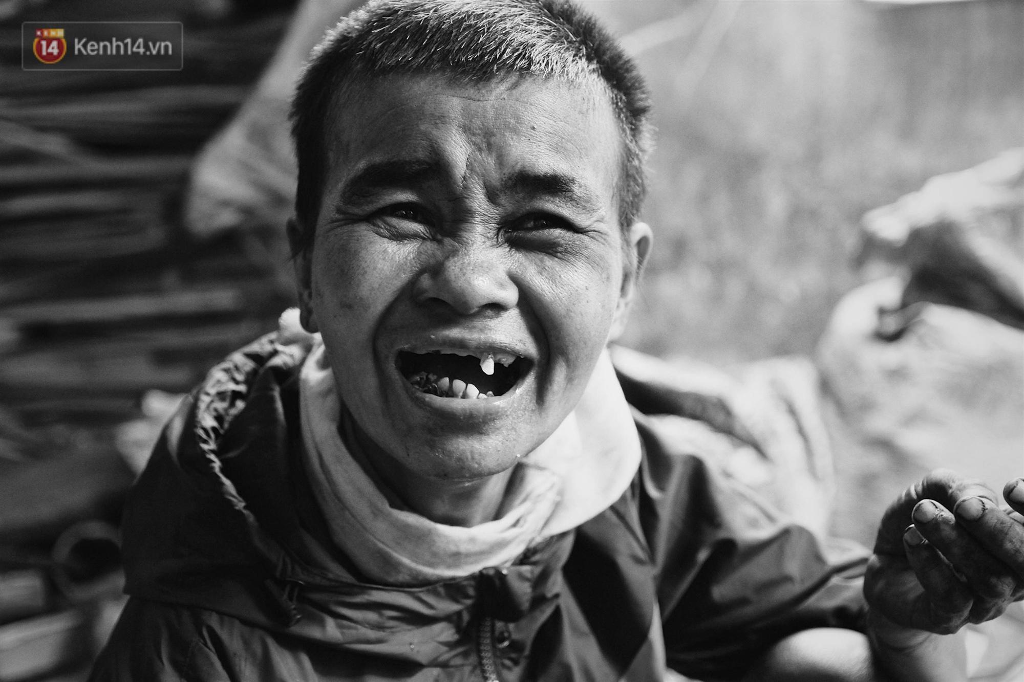 Ở Hà Nội, có một người mẹ mù gần 90 tuổi vẫn ngày đêm chăm đứa con gái điên: Còn sống được lúc nào, thì tôi còn nuôi nó-1