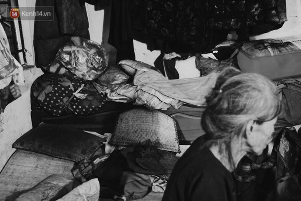 Ở Hà Nội, có một người mẹ mù gần 90 tuổi vẫn ngày đêm chăm đứa con gái điên: Còn sống được lúc nào, thì tôi còn nuôi nó-3
