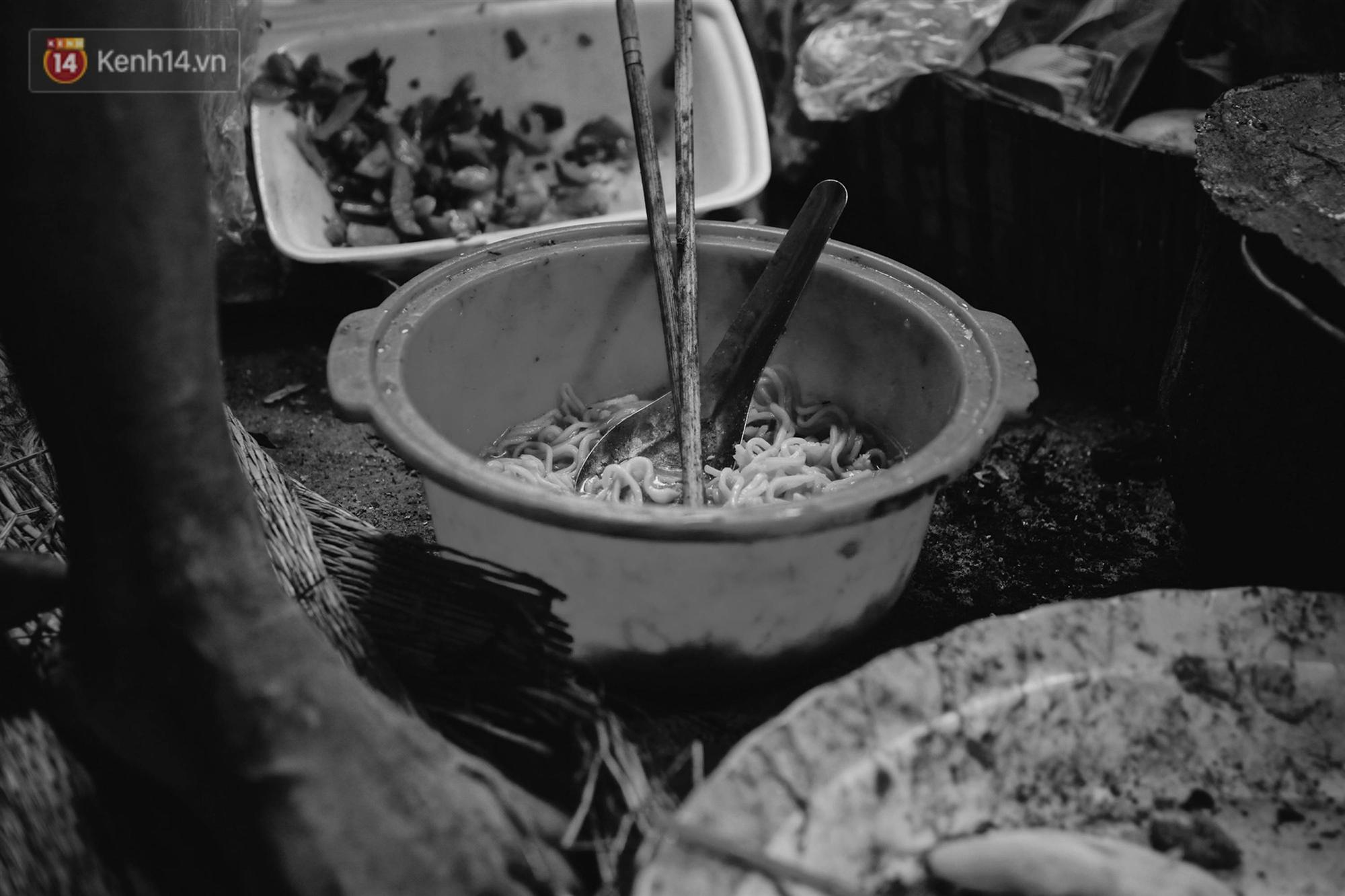 Ở Hà Nội, có một người mẹ mù gần 90 tuổi vẫn ngày đêm chăm đứa con gái điên: Còn sống được lúc nào, thì tôi còn nuôi nó-9