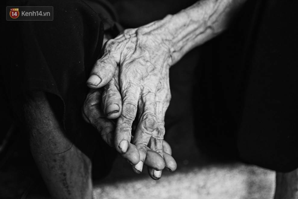 Ở Hà Nội, có một người mẹ mù gần 90 tuổi vẫn ngày đêm chăm đứa con gái điên: Còn sống được lúc nào, thì tôi còn nuôi nó-12