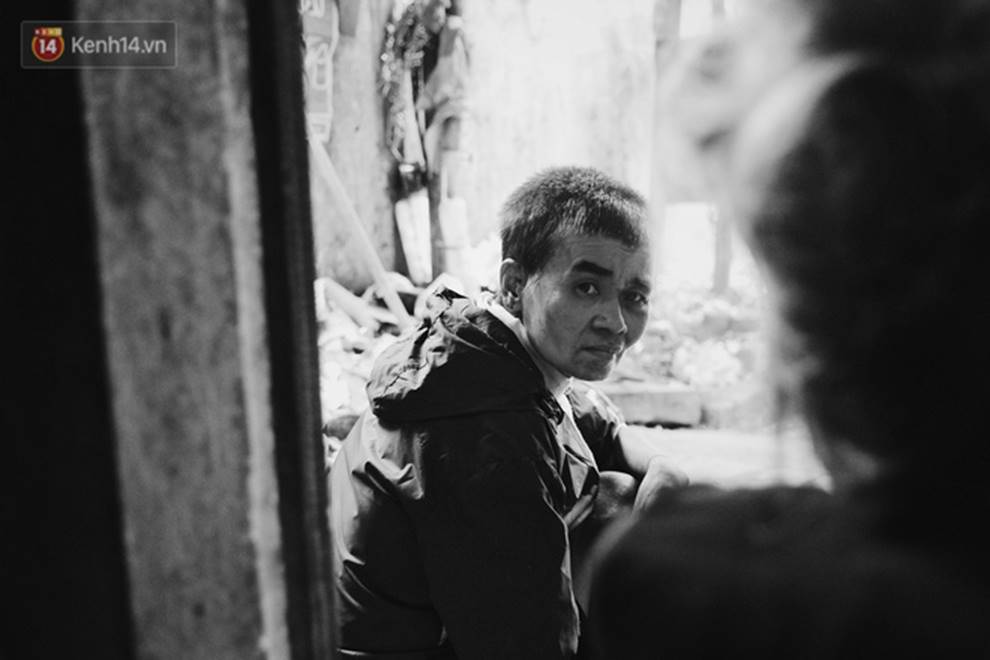 Ở Hà Nội, có một người mẹ mù gần 90 tuổi vẫn ngày đêm chăm đứa con gái điên: Còn sống được lúc nào, thì tôi còn nuôi nó-13