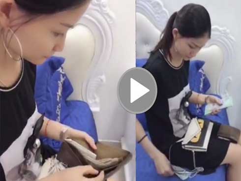 Ứa nước mắt nhìn cảnh bé gái 6 tuổi chăm sóc cho người cha bại liệt-1