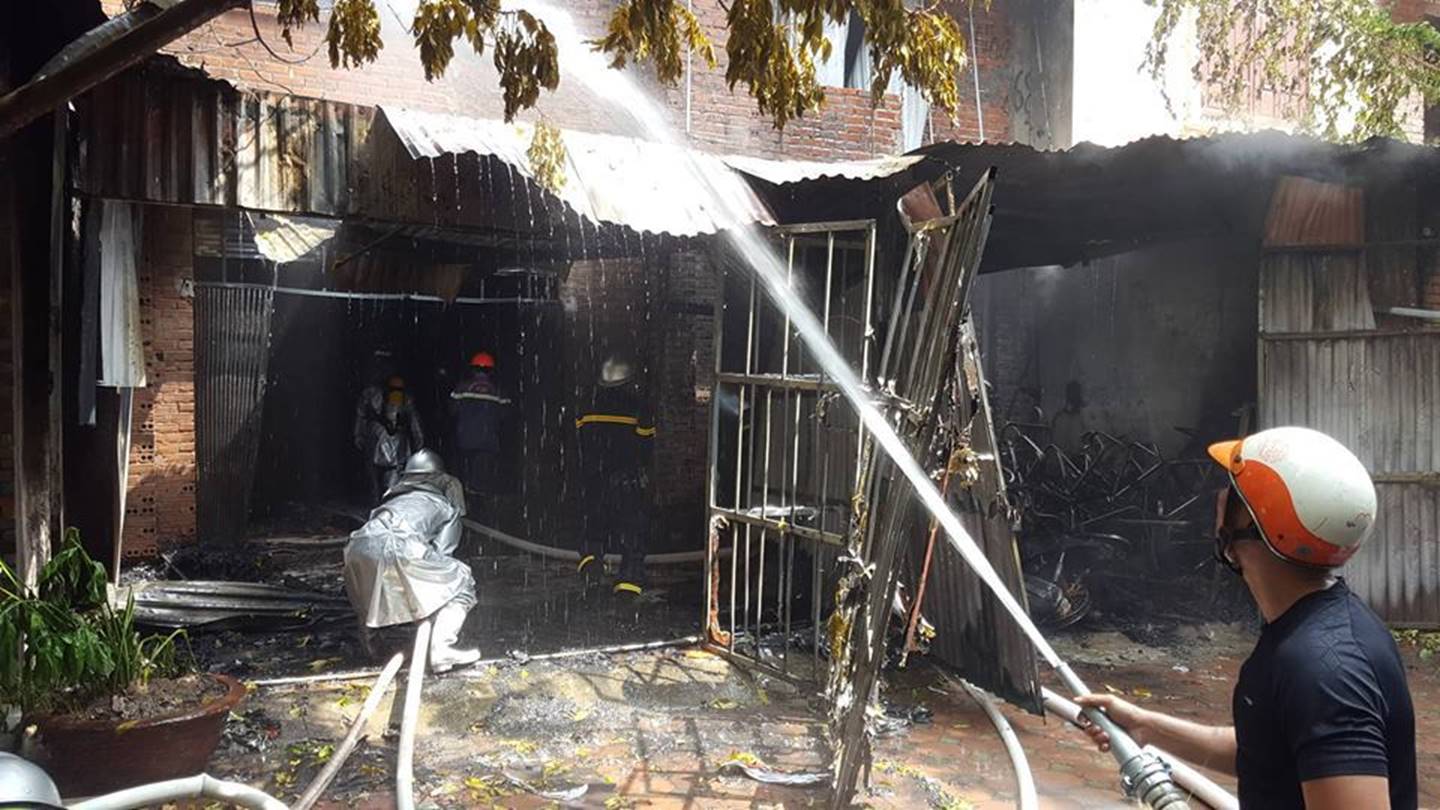 Hà Nội: Cháy lớn ở xưởng sản xuất sofa lan sang 2 nhà dân-1