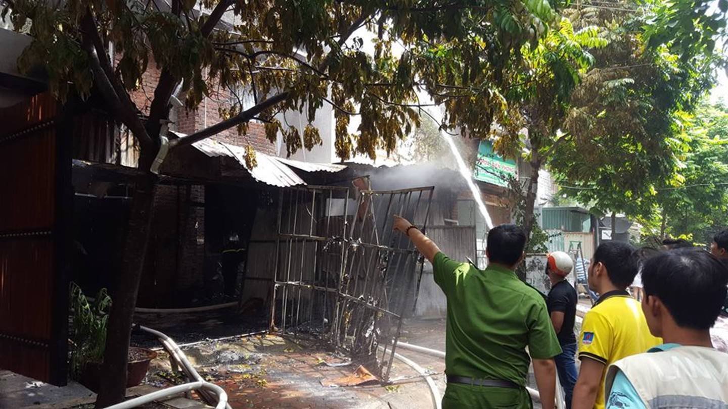 Hà Nội: Cháy lớn ở xưởng sản xuất sofa lan sang 2 nhà dân-2