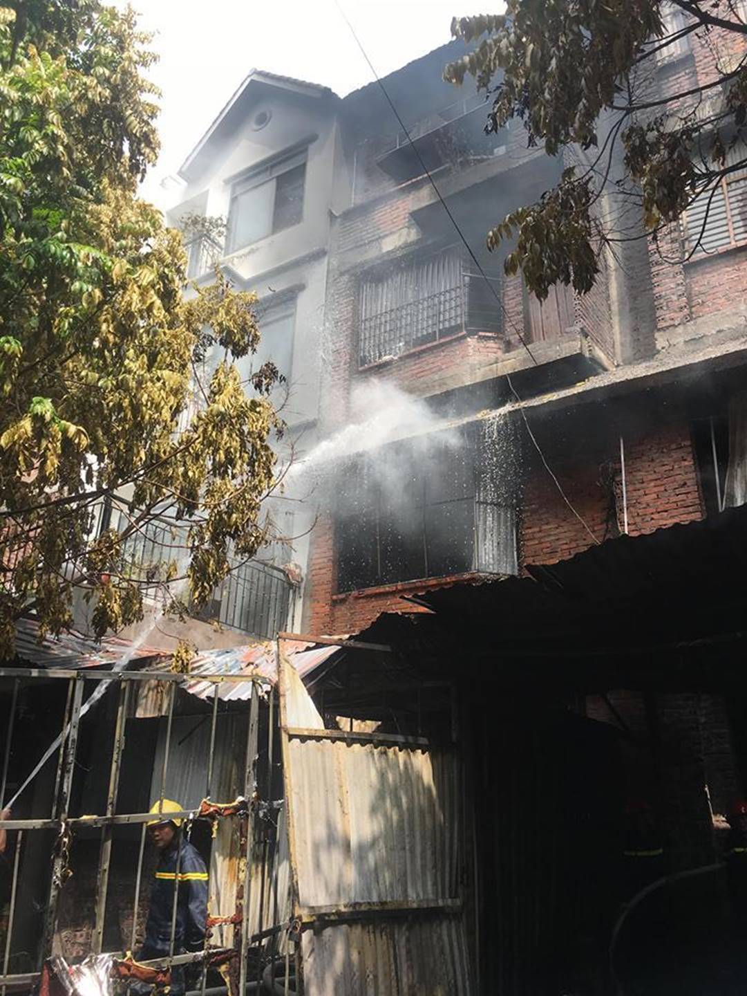 Hà Nội: Cháy lớn ở xưởng sản xuất sofa lan sang 2 nhà dân-3