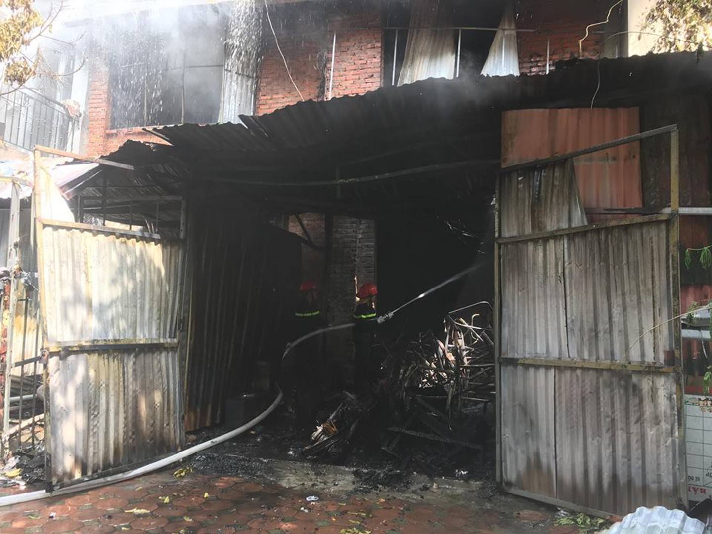 Hà Nội: Cháy lớn ở xưởng sản xuất sofa lan sang 2 nhà dân-4