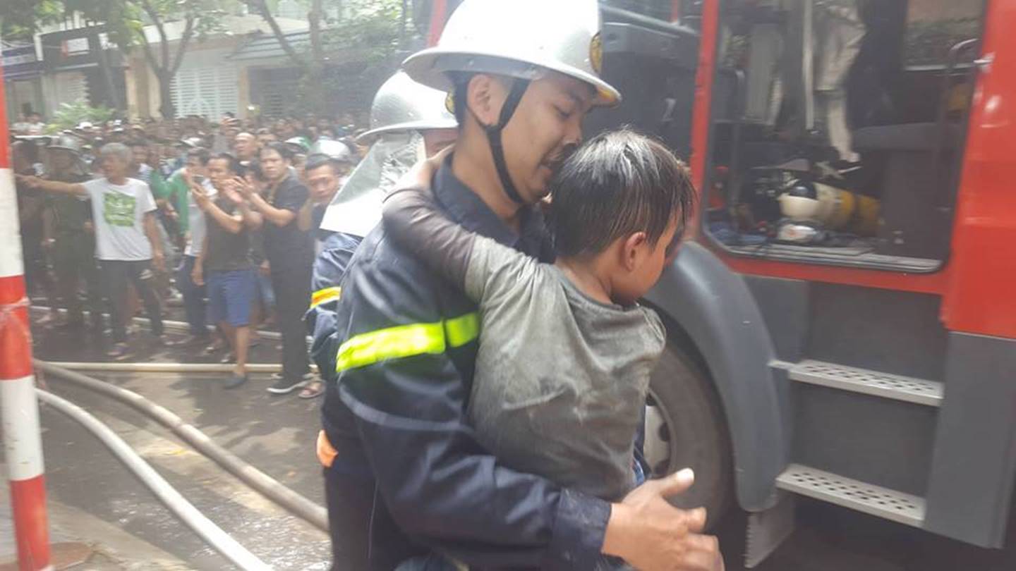 Hà Nội: Cháy lớn ở xưởng sản xuất sofa lan sang 2 nhà dân-5