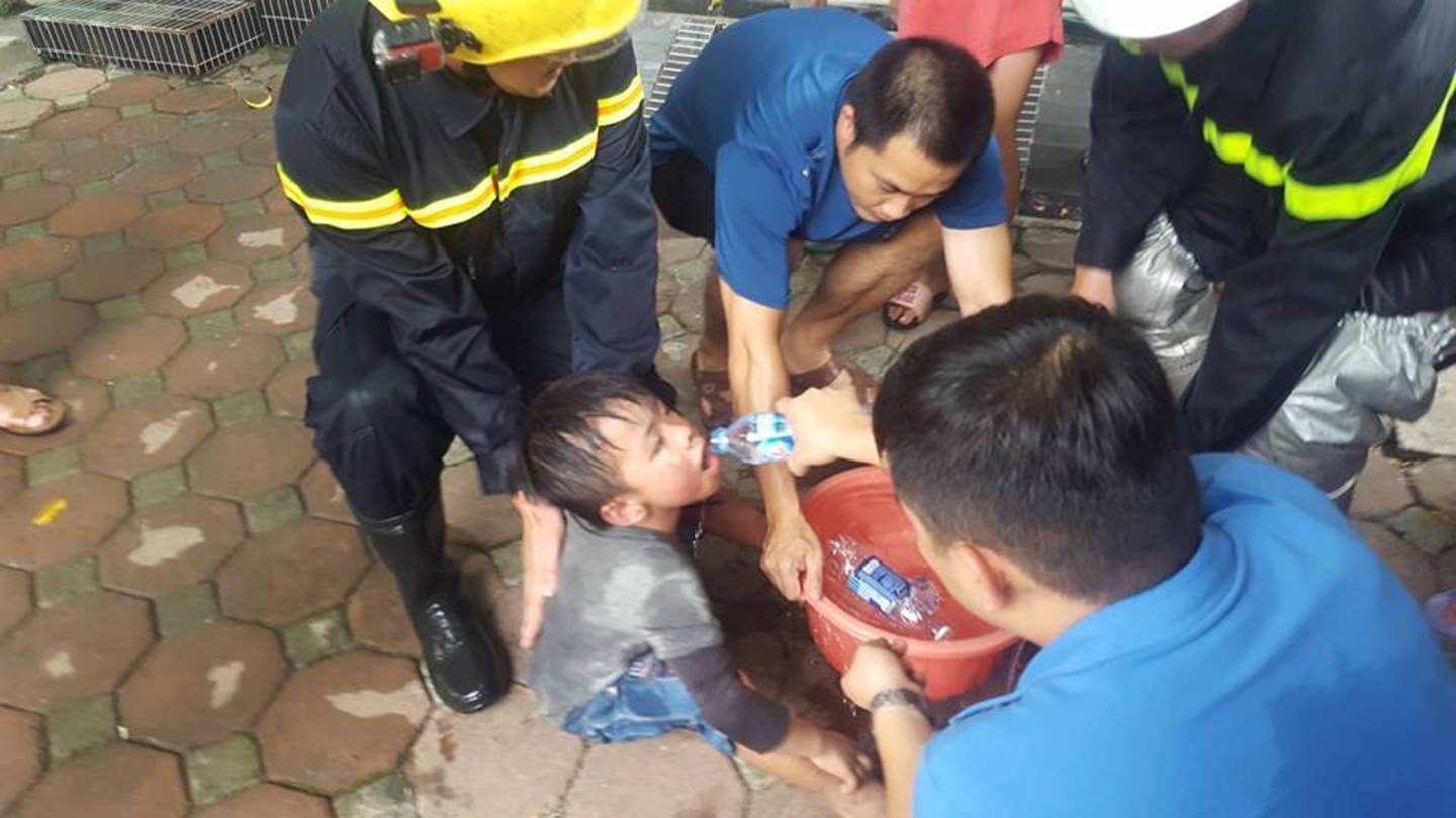 Hà Nội: Cháy lớn ở xưởng sản xuất sofa lan sang 2 nhà dân-6