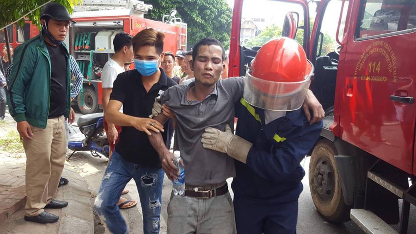 Hà Nội: Cháy lớn ở xưởng sản xuất sofa lan sang 2 nhà dân-7