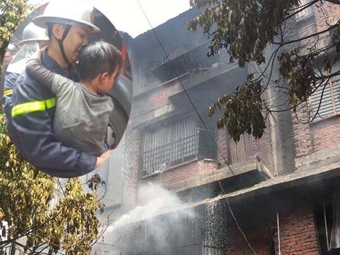 Hà Nội: Cháy lớn ở xưởng sản xuất sofa lan sang 2 nhà dân