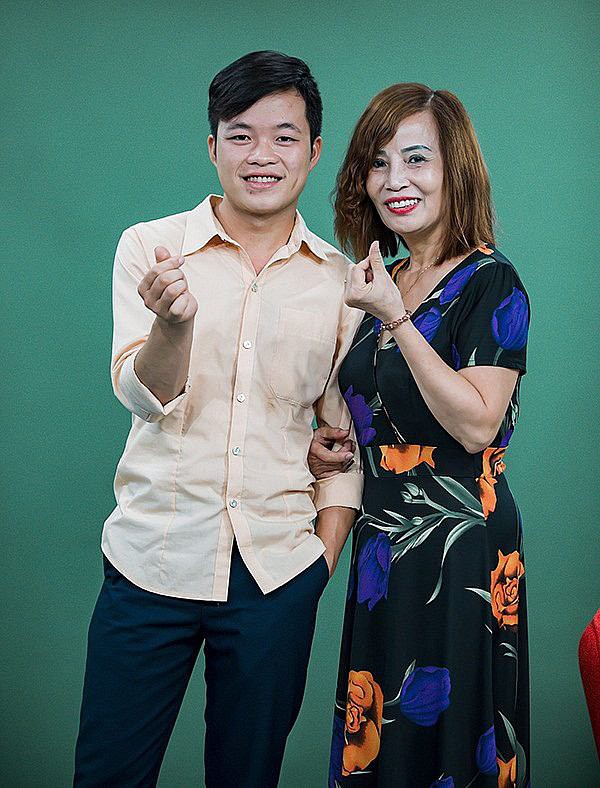 Cô dâu 62 tính sai tuổi lấy chồng trên livestream, kể chuyện làm lụng vất vả thuở còn trẻ-4