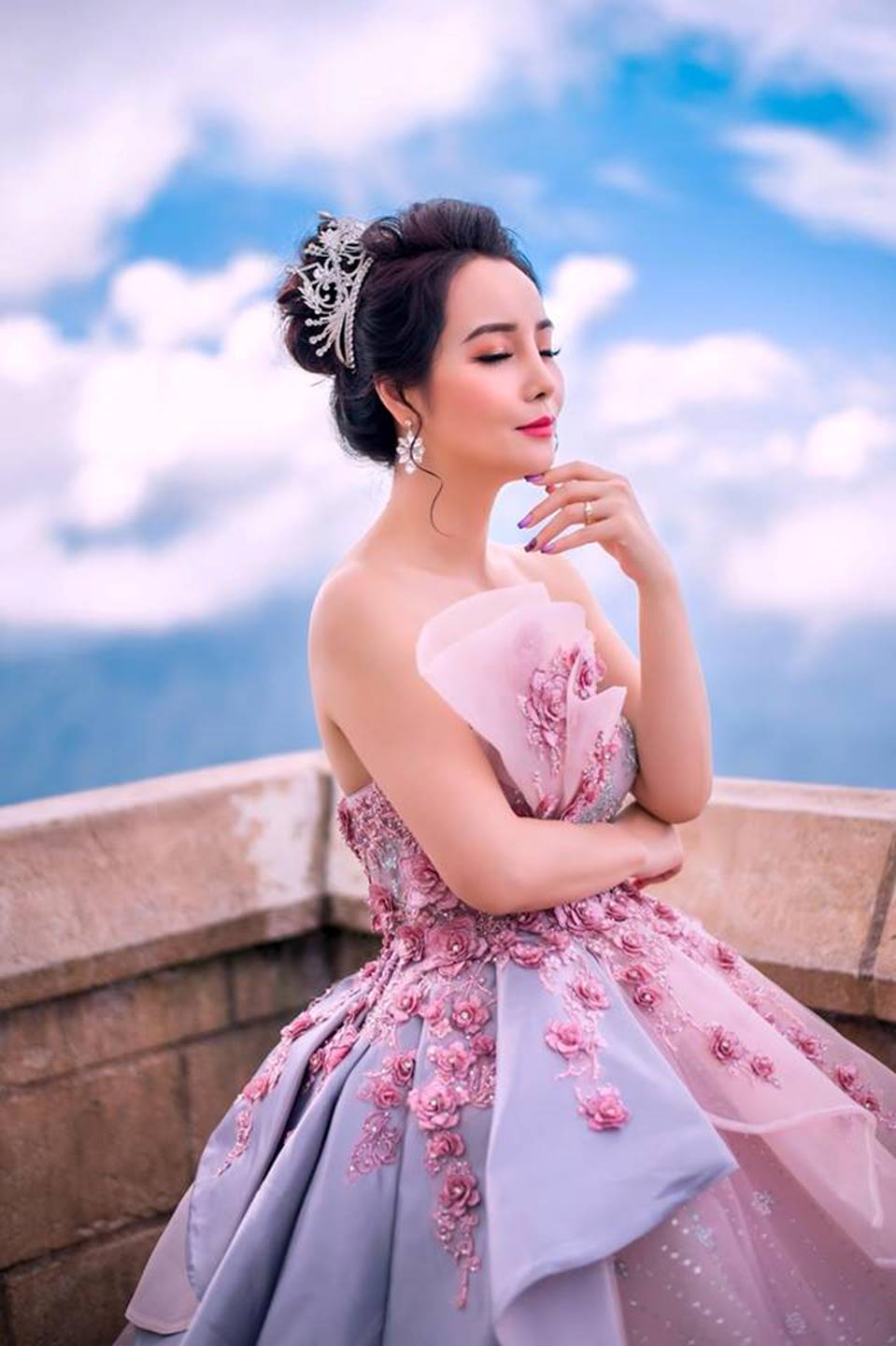 Mai Thu Huyền hóa công chúa lung linh giữa trời mây Đà Nẵng-8