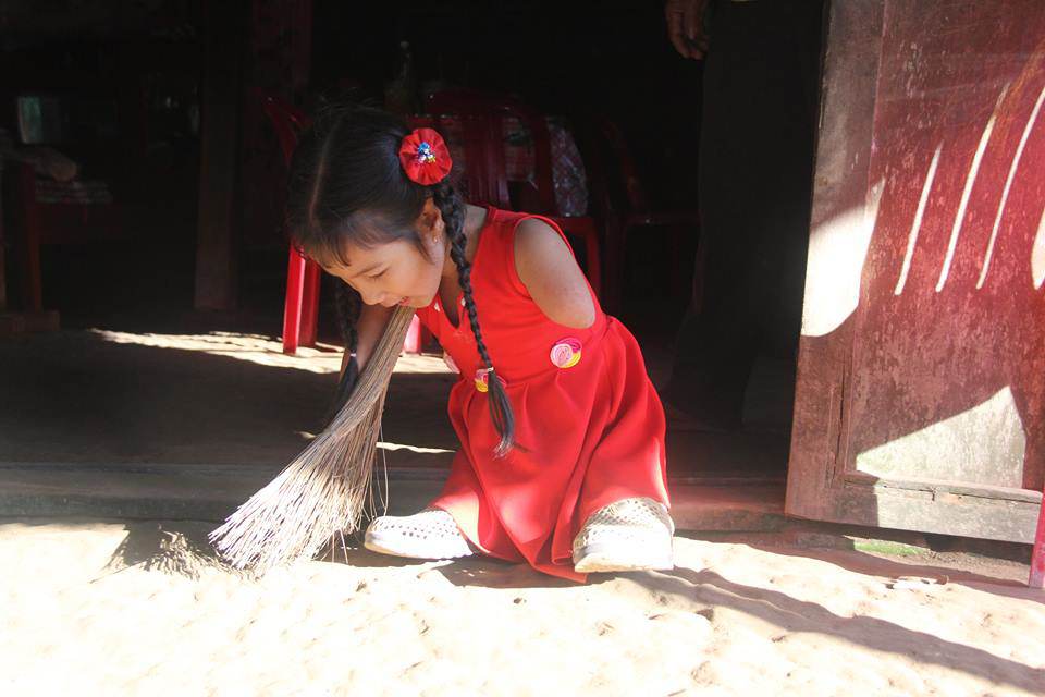 Cô bé chim cánh cụt” và câu hỏi ngây ngô: Sao mẹ đẻ con ra cụt cả chân lẫn tay”-2