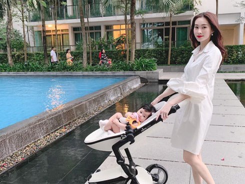 Đặng Thu Thảo đẩy xe nôi đưa con gái 7 tháng tuổi đi dự sinh nhật, cả mẹ lẫn con đều