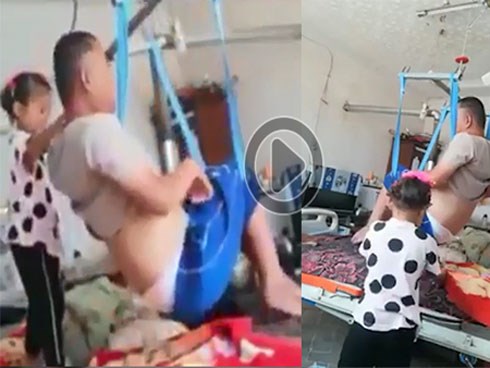 Ứa nước mắt nhìn cảnh bé gái 6 tuổi chăm sóc cho người cha bại liệt