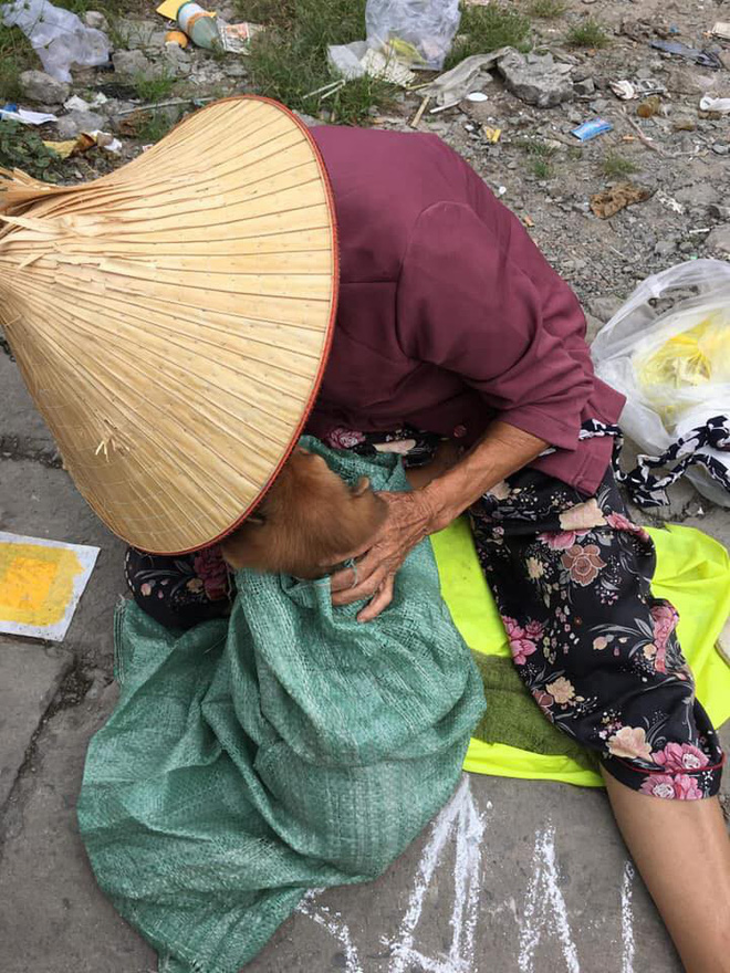 Nụ hôn từ biệt của cụ già và chú chó nhỏ: Câu chuyện không ai cầm được nước mắt giữa phố Sài Gòn-3