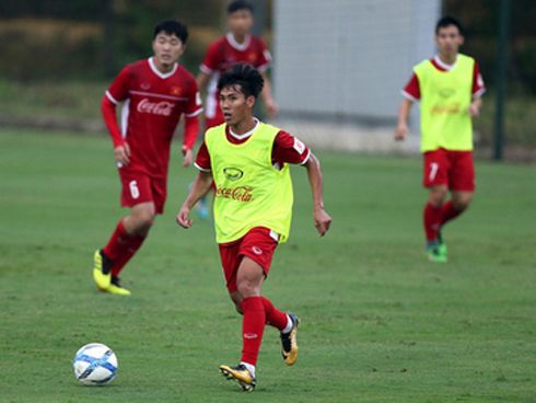 Đức Chinh chạy trốn, Đình Trọng và Minh Vương bị HLV Park Hang Seo lột giày vì không mang tất đúng chuẩn-10